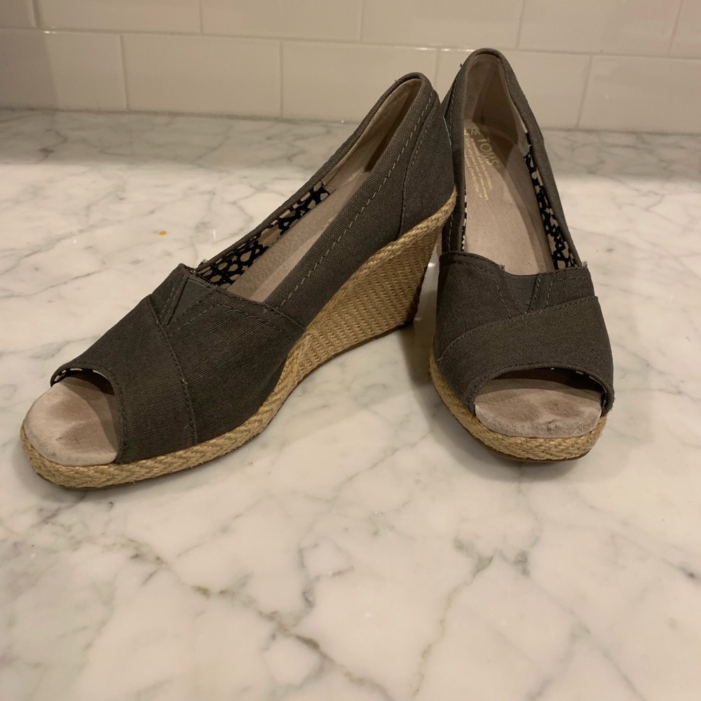 Tom’s Peep-Toe Wedges